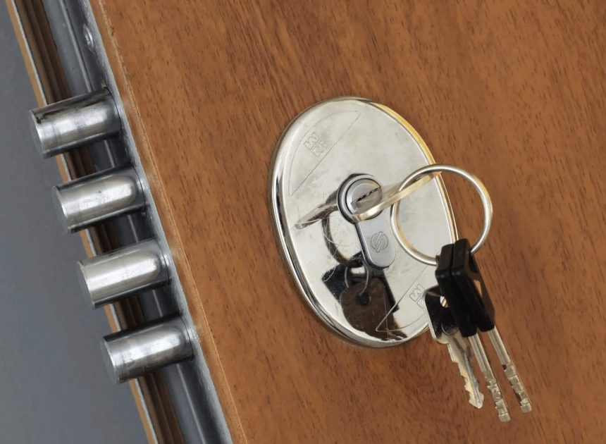 Дверная фурнитура: полный гид по выбору, установке и эксплуатации