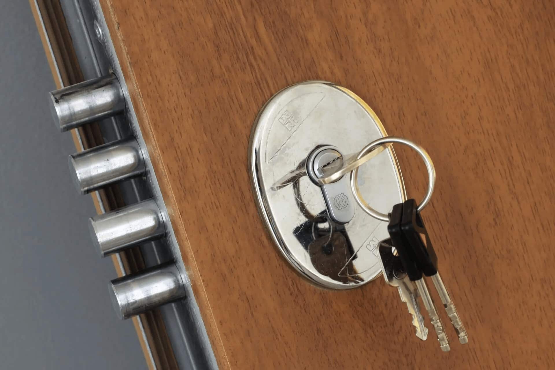 Дверная фурнитура: полный гид по выбору, установке и эксплуатации