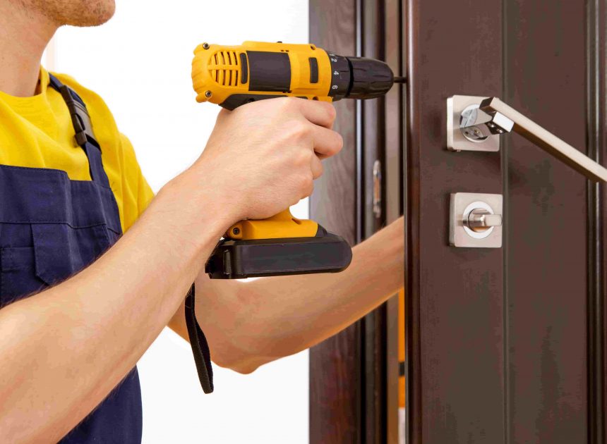 Монтаж входной двери: профессиональная инструкция с учетом безопасности и надежности